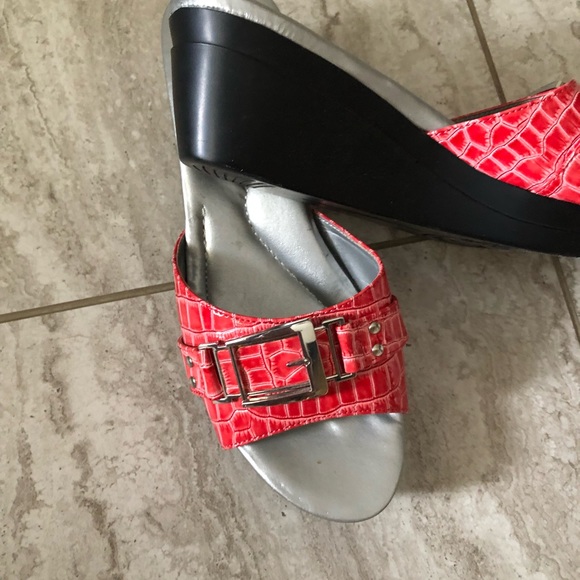 Bandolino wedge sandals size 7 - Picture 2 of 3